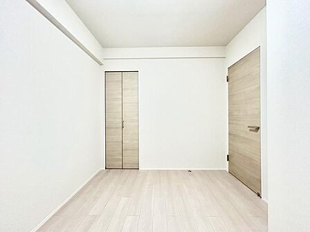 家具の配置のし易い室内です。趣味の部屋としても充分な広さを確保しております。