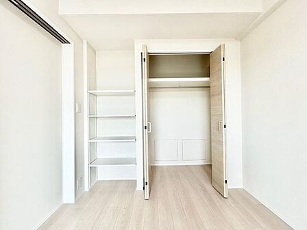 建物内部の収納には拘りました。少しでも空いているスペースを収納にすることで、無駄のない空間を演出しております。お荷物が多い方にも安心です。是非、現地をご確認ください。