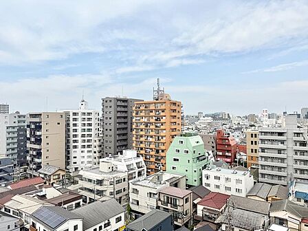星空が地上に映りこむかのような夜景のきらめきまで、この街ならではの美しい風景の物語が室内に展開。