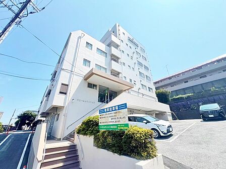 街に溶け合う美しい景観を生みだしているにも関わらず、採光や風通しを考えて設計された間取り。近隣との視線を考え、街全体で調整される窓位置。外観だけでなく、そこに住まうご家族の心地よさを最優先しました。
