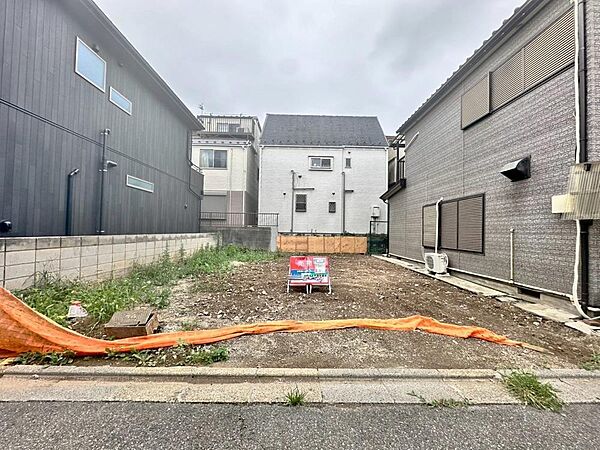 都会的な、ハイセンスな空間とともに、対照的な成熟した街並みを併せ持つことも、この邸の大きな特徴です。素敵な新生活の始まりを、本邸宅で迎えてみてはいかがでしょうか。