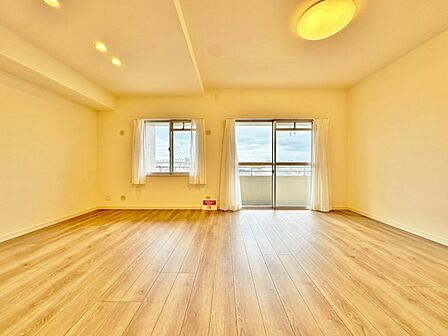光が注がれる青い空から鮮やかに赤色にゆっくりと染まる。そんな優しい時間がここでは流れてゆく。