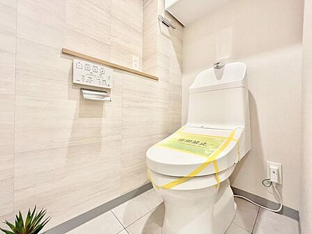 清潔感あるクロスと温もり溢れるモダンカラーの床材が見事に調和した本邸宅は、毎日の生活を少しでも快適に過ごして頂ける様に落ち着いた雰囲気作りから行っています。