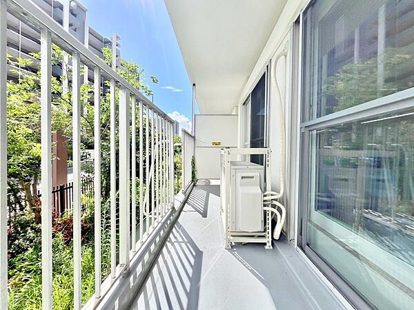 ここに住まわれる人にだけに許された専用の広々したバルコニー。めまぐるしく過ぎ行く日々の中でゆったりとした休息と癒しを提供してくれる居住者のプライベート空間があります。