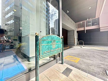 小学校入学前の子どもを持つ家庭の約6割が「家族や子どものため」に購入を希望。入学後の転校を避け、広い空間でのびのび育てたいなどの親心が、家探しのきっかけになっているようです。