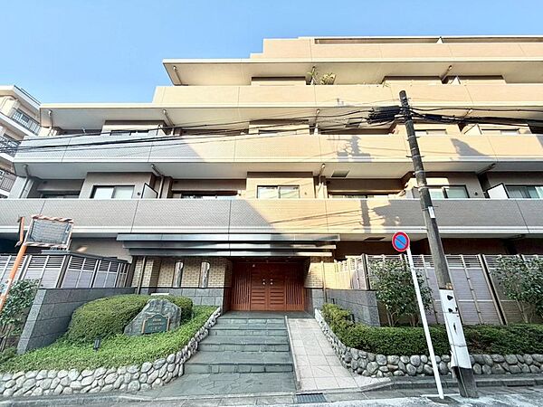 季節感を演出する多彩な樹木と豊かな彩りが重なり、四季折々の変化を楽しめる心地よい場所となることでしょう。時間の経過と共に味わいが出る素敵なリゾート時間を楽しんでください。