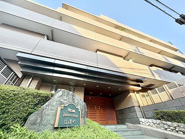住まい探しは街探し。みんなが街探しのポイントにしているのは何。　第1位は過半数が支持した納得の 「交通の利便性」。続いて3割以上の人が「住環境」と「公園、緑地の充実」です。