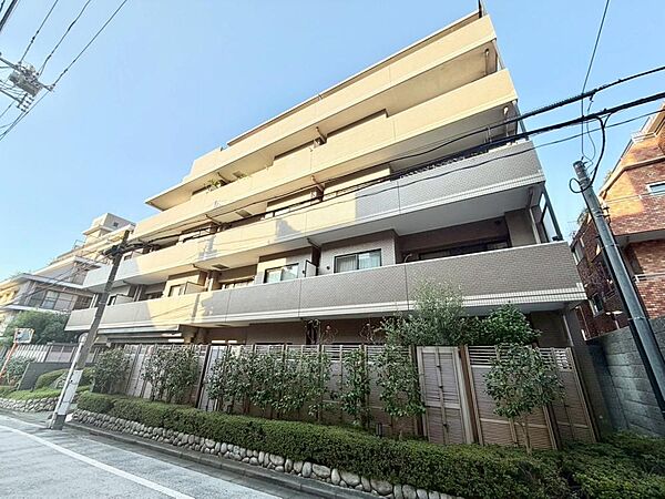 その邸が魅せる、気品・上質・重厚感・細やかさ、そのすべては訪れた者に安らぎと品性を与える特別な空間です。ここに住むからこそ意味がある。すべての（始まり）をここから迎えます。