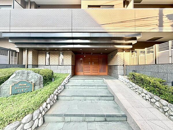 賃貸の更新時期が迫っている人。更新料を払うか、新しく賃貸を探して、敷金・礼金を払うか、悩ましいところ。いっそ購入してしまうのも手。家賃と同等程度の支払いで、自分の住まいを手に入れましょう。