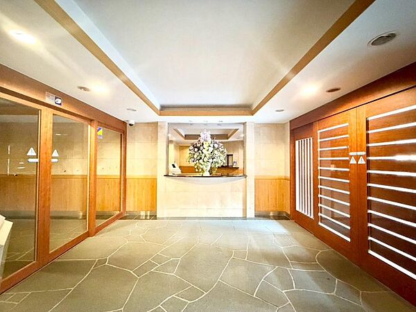 住まいに相応しい品格。住まう方々の誇りと愛着を育むアプローチのグランドエントランス。