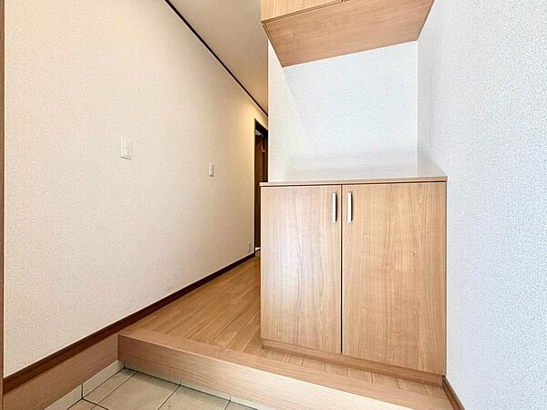 玄関はお客様をお出迎えする一番最初の場所、帰ってくる時に入る最初の場所。そんな場所だからこそ、より良い空間に…。