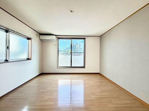 家具の配置のし易い室内です。趣味の部屋としても充分な広さを確保しております。