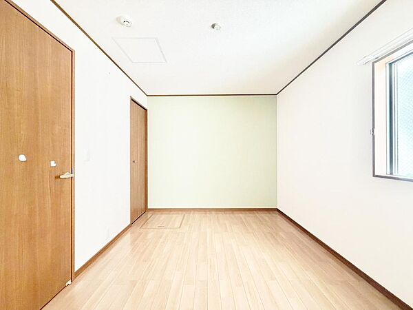 お子様の心と身体を見守る子供部屋として、思春期のプライバシーを重視したり、成長に合わせて机やベットを自由にレイアウトできるようにと、小さな自立心を育むお部屋作りを見越してご覧下さい。