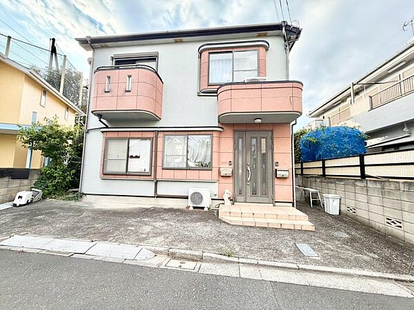 暮らしのステージを彩り、心のやすらぎと満足感を与えてくれます。通風と採光を考慮した設計は地域の鼓動を感じ、お寛ぎ頂くことが可能。採光や夜空の輝きが癒しの時間を演出。