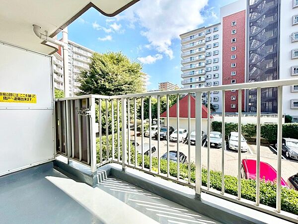 充分な広さが確保されたバルコニー。日当たりのよい住宅エリアですので、多くの陽光が降り注ぎ、室内には陽だまりを生み出してくれます。