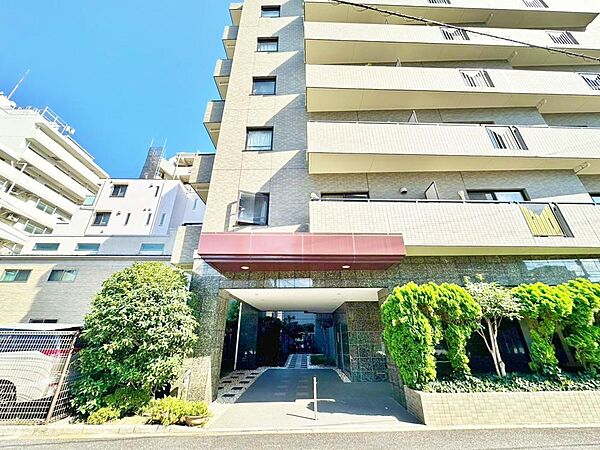 暮らしのステージを彩り、心のやすらぎと満足感を与えてくれます。通風と採光を考慮した設計は地域の鼓動を感じ、お寛ぎ頂くことが可能。採光や夜空の輝きが癒しの時間を演出。