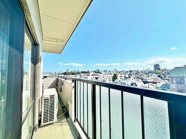 充分な広さが確保されたバルコニー。日当たりのよい住宅エリアですので、多くの陽光が降り注ぎ、室内には陽だまりを生み出してくれます。