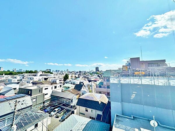 陽射しとともに、少しづつ装いを変える街の景観から、星空が地上に映りこむかのような夜景のきらめきまで、この街ならではの美しい風景の物語が室内に展開します。手を伸ばせば、ふれることができそうな眺望も魅力。