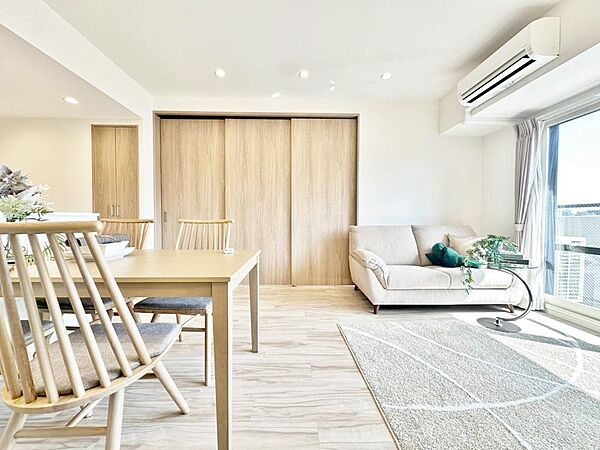 家族とのコミュニケーションを促進する拘り設計。快適な居住空間を演出し、都市型生活をより潤いある時間へ代えてくれます。
