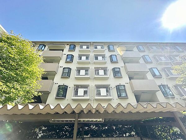帰宅途中にショッピングやカフェを楽しんだり、利便性の良いこの地の生活は人々を魅了します。心行くままに季節の流れを感じ、ゆったりとした一時を。時間の流れを取戻し、休日はスローライフを。