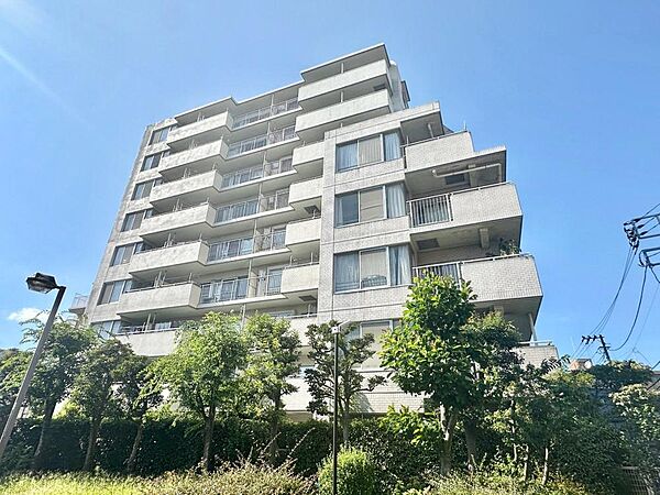 街に溶け合う美しい景観を生みだしているにも関わらず、採光や風通しを考えて設計された間取り。近隣との視線を考え、街全体で調整される窓位置。外観だけでなく、そこに住まうご家族の心地よさを最優先しました。