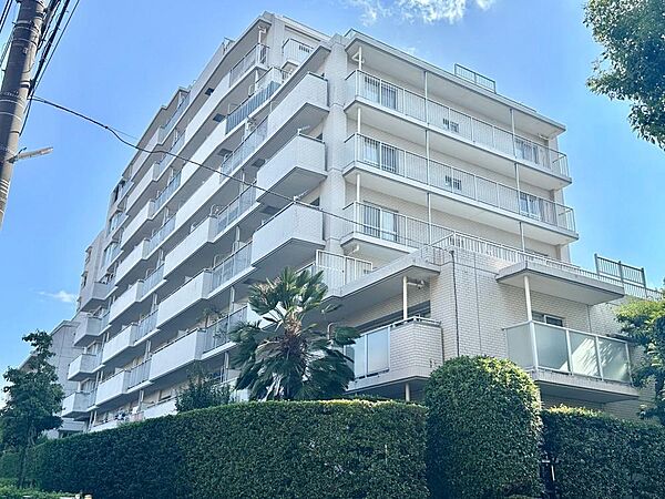 住まい探しは街探し。みんなが街探しのポイントにしているのは何。　第1位は過半数が支持した納得の 「交通の利便性」。続いて3割以上の人が「住環境」と「公園、緑地の充実」です。