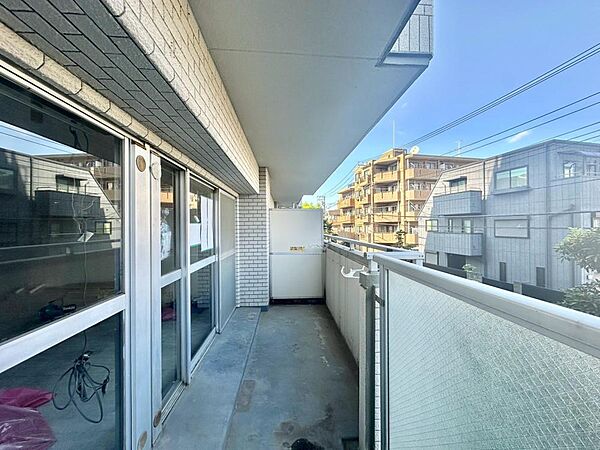 ここに住まわれる人にだけに許された専用の広々したバルコニー。めまぐるしく過ぎ行く日々の中でゆったりとした休息と癒しを提供してくれる居住者のプライベート空間があります。