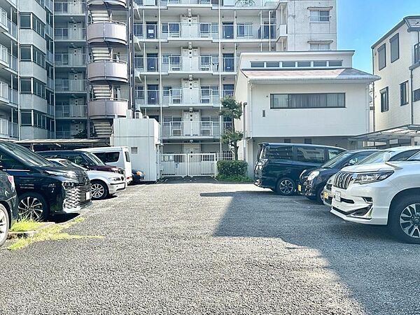 ゆったりとした駐車スペースを確保いたしましたので、大きめのお車でも駐車可能です。自転車やバイクなど、ゆとりのある敷地で置き場所に困ることはないでしょう。