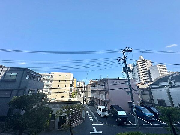 手を伸ばせば、ふれることが出来そうな環境が、そのままインテリアになったような印象です。その豊かな眺望にふさわしい空間には、通風・採光にも優れ、心地よい光と風があふれています。