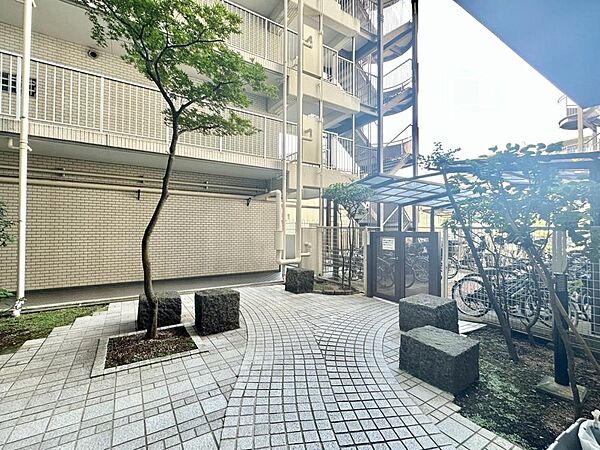 情緒ある色合いを重ね、幾年過ぎても色褪せないカラーデザインは、ここにしかない安心と安らぎの空間を作り上げます。室内へと広がる期待感を持たせる事で、来る人々に「家の楽しみ」を教えてくれるはずです。