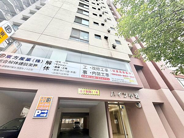 住空間を創造するかの様に荒々しくも繊細さを忘れない見事なコントラストが、住むほどに魅力の深みへと誰しもを誘います。「静」と「動」「暗」と「明」を見事に具現化した幻想的なマテリアルを是非ご堪能下さい。