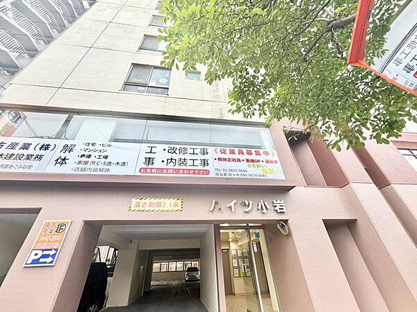 輝かしい未来を予感させる、立体的な造形とガラスのマテリアルが織りなすシャープな表情は、時をえ、時代をえて、美しく誇り高い存在感を物語ります。