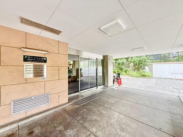 方角や時間帯の違いで日当たりがどう変化するか、周辺の道路や学校、お店や道路 の音など、家の中で静かに過ごせるかチェックできるのも、完成済みならでは。