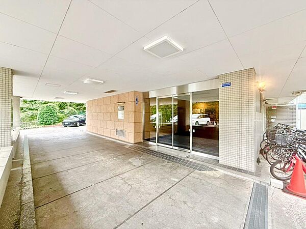 小学校入学前の子どもを持つ家庭の約6割が「家族や子どものため」に購入を希望。入学後の転校を避け、広い空間でのびのび育てたいなどの親心が、家探しのきっかけになっているようです。