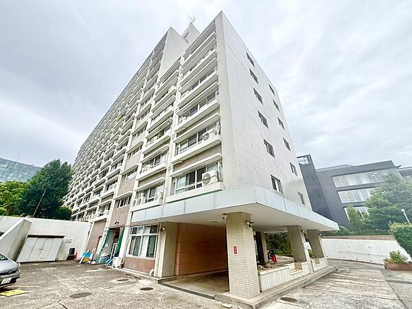 その邸が魅せる、気品・上質・重厚感・細やかさ、そのすべては訪れた者に安らぎと品性を与える特別な空間です。ここに住むからこそ意味がある。すべての（始まり）をここから迎えます。