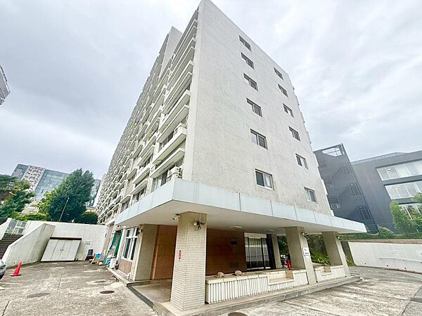 その邸が魅せる、気品・上質・重厚感・細やかさ、そのすべては訪れた者に安らぎと品性を与える特別な空間です。ここに住むからこそ意味がある。すべての（始まり）をここから迎えます。