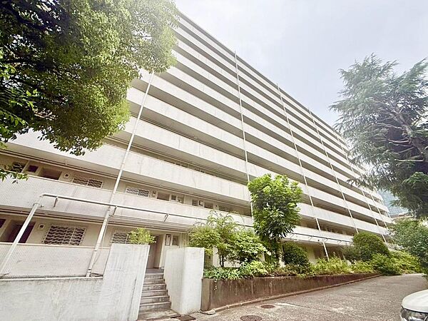 輝かしい未来を予感させる、立体的な造形とガラスのマテリアルが織りなすシャープな表情は、時をえ、時代をえて、美しく誇り高い存在感を物語ります。