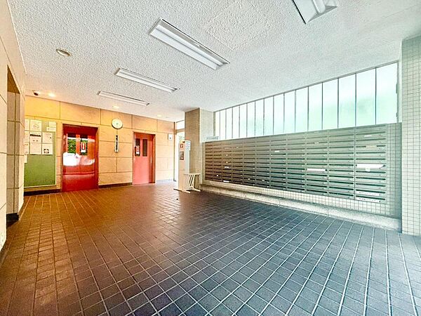 整然とした空間演出、オーナー様にとって快適な理想の暮らしの実現は家のみの拘りではなく、そこで暮らす方々にとって素敵な環境であることも挙げられる筈。四季折々の変化が奏でる鼓動を楽しんで下さい。