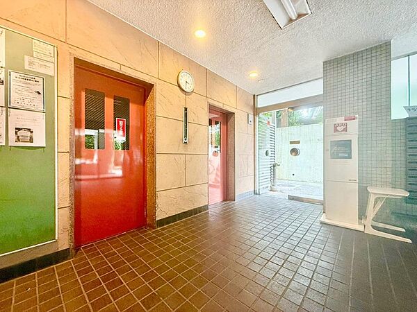 重厚感溢れるエントランスは、マンションの一つの特徴でもあります。その穏やかな佇まいに、訪れる方々は圧倒されるはず。オーナーとしてのステータスと都心アクセスの利便性を貴方の手に。