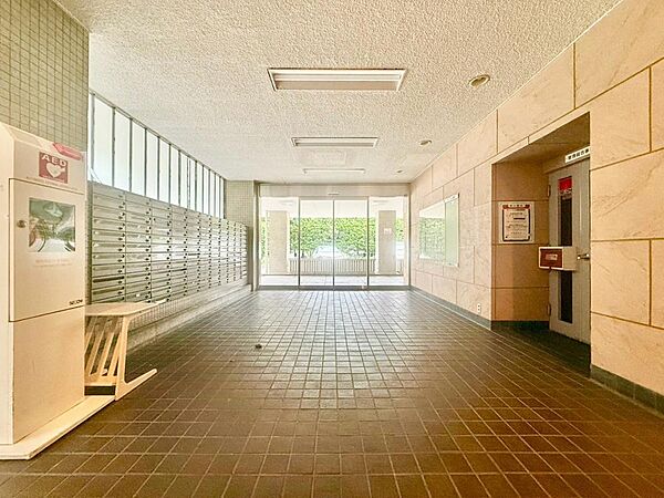 家族をあたたかく迎え入れてくれるエントランス。自分の家に帰ってきたときの安心感、お子様にとっての「実家」としての安心感…末永く時を刻む邸宅…フィーリングを確かめてみてください。