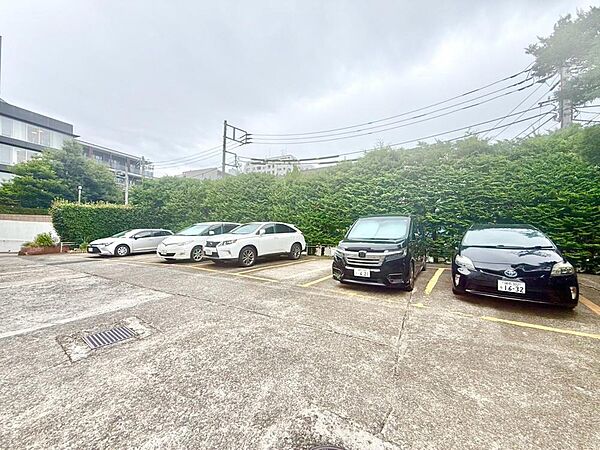 ファミリーカーの需要が多い中、駐車場も広めに確保いたしました。ご主人様のお車のお手入れにも気合が入りますね。