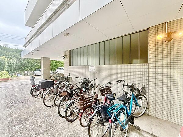 広さがしっかり確保された、敷地内駐輪場。近くの駅までの距離は徒歩19分と、少し距離は有りますが、住まう方々に不便を感じさせないような、本邸宅の建築士の配慮が垣間見えます。