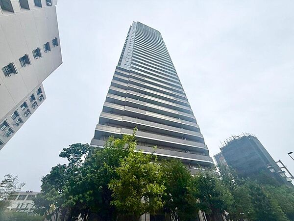 街に溶け合う美しい景観を生みだしているにも関わらず、採光や風通しを考えて設計された間取り。近隣との視線を考え、街全体で調整される窓位置。外観だけでなく、そこに住まうご家族の心地よさを最優先しました。