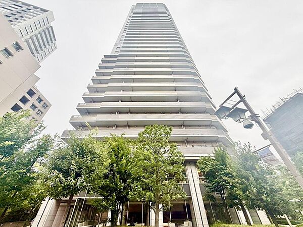 賃貸の更新時期が迫っている人。更新料を払うか、新しく賃貸を探して、敷金・礼金を払うか、悩ましいところ。いっそ購入してしまうのも手。家賃と同等程度の支払いで、自分の住まいを手に入れましょう。
