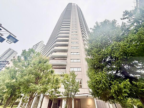 住む人を映し出す洗練された佇まいは、いつまでも輝き続けながらいつしか街の風景に溶け込んでいきます。