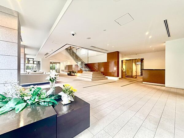 住まいに相応しい品格。住まう方々の誇りと愛着を育むアプローチのグランドエントランス。※生成AIによって人物消去処理を行っています。