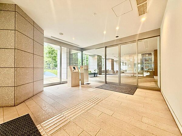 整然とした空間演出、オーナー様にとって快適な理想の暮らしの実現は家のみの拘りではなく、そこで暮らす方々にとって素敵な環境であることも挙げられる筈。四季折々の変化が奏でる鼓動を楽しんで下さい。