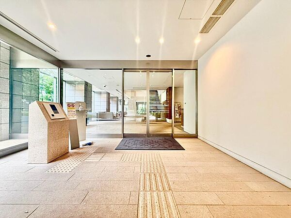 ここに住まわれる人にだけに許された専用のエントランス。めまぐるしく過ぎ行く日々の中でゆったりとした休息と癒しを提供してくれる居住者のプライベート空間があります。