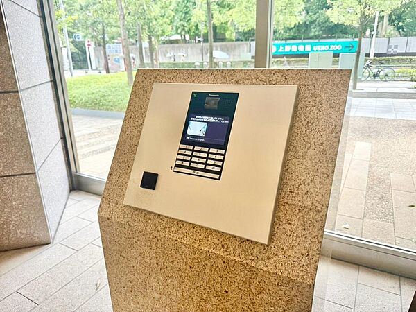 オートロックが有るか無いかで防犯性に大きな違いがあります。エントランスと玄関の二か所での防犯は空き巣や不審者だけでなく、訪問販売などもシャットアウト出来ます。