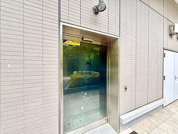 広さがしっかり確保された、敷地内駐輪場。近くの駅までの距離は徒歩19分と、少し距離は有りますが、住まう方々に不便を感じさせないような、本邸宅の建築士の配慮が垣間見えます。